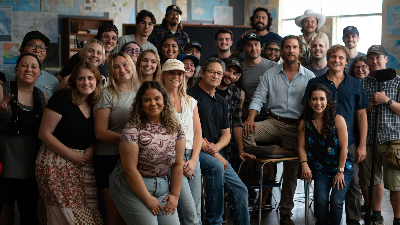 A group of student poses with professor and actor matthew mcconaughey