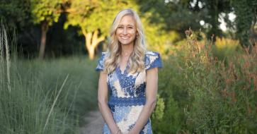 journalism professor Mallary Tenore Tarpley’s portrait at southwest greenway 
