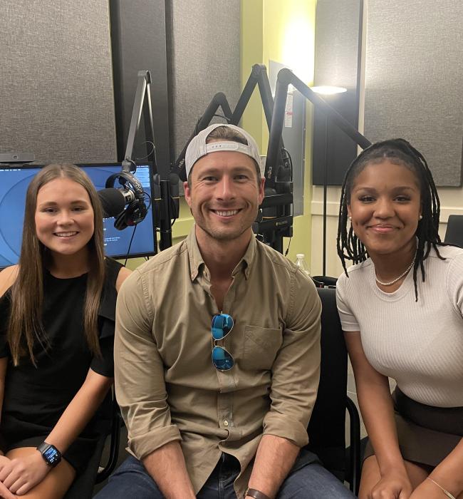 glen powell with students