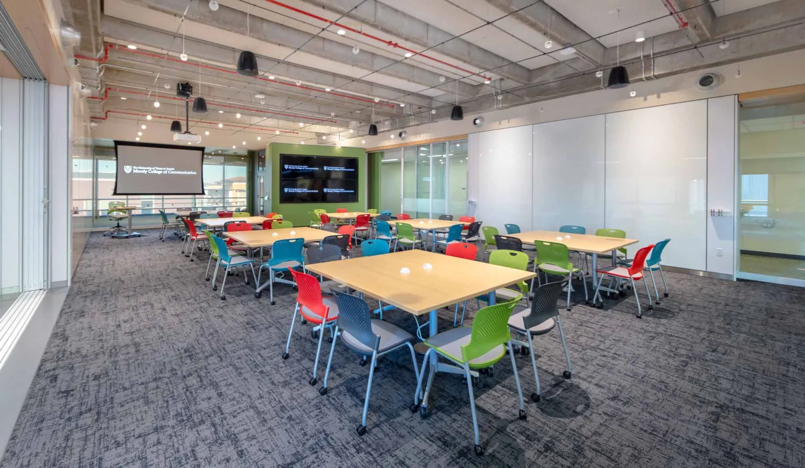 DMC 4.206 Advertising Collaboration Room classroom photo with screen