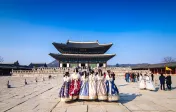 gyeongbokgung-palace-seoul with ladies in front