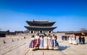 gyeongbokgung-palace-seoul with ladies in front