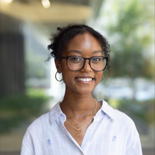 Portrait of a young woman wearing glasses.