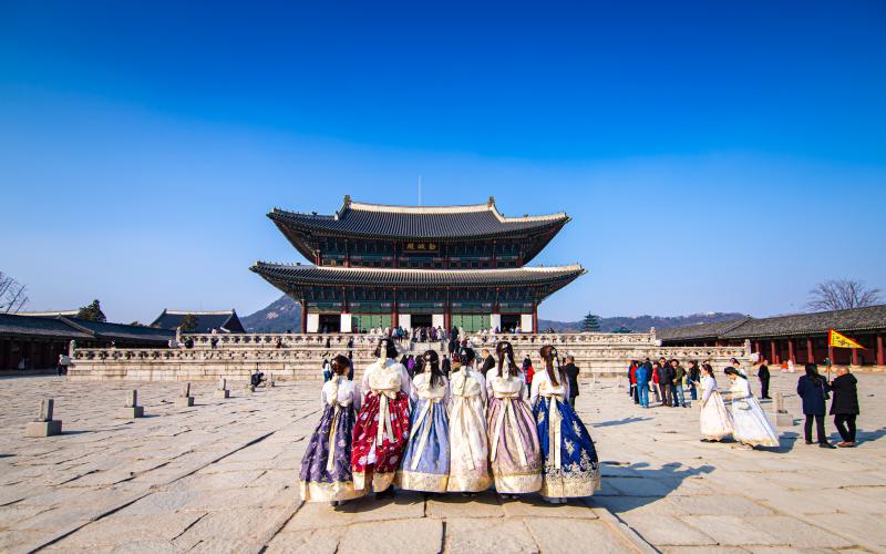 gyeongbokgung-palace-seoul with ladies in front